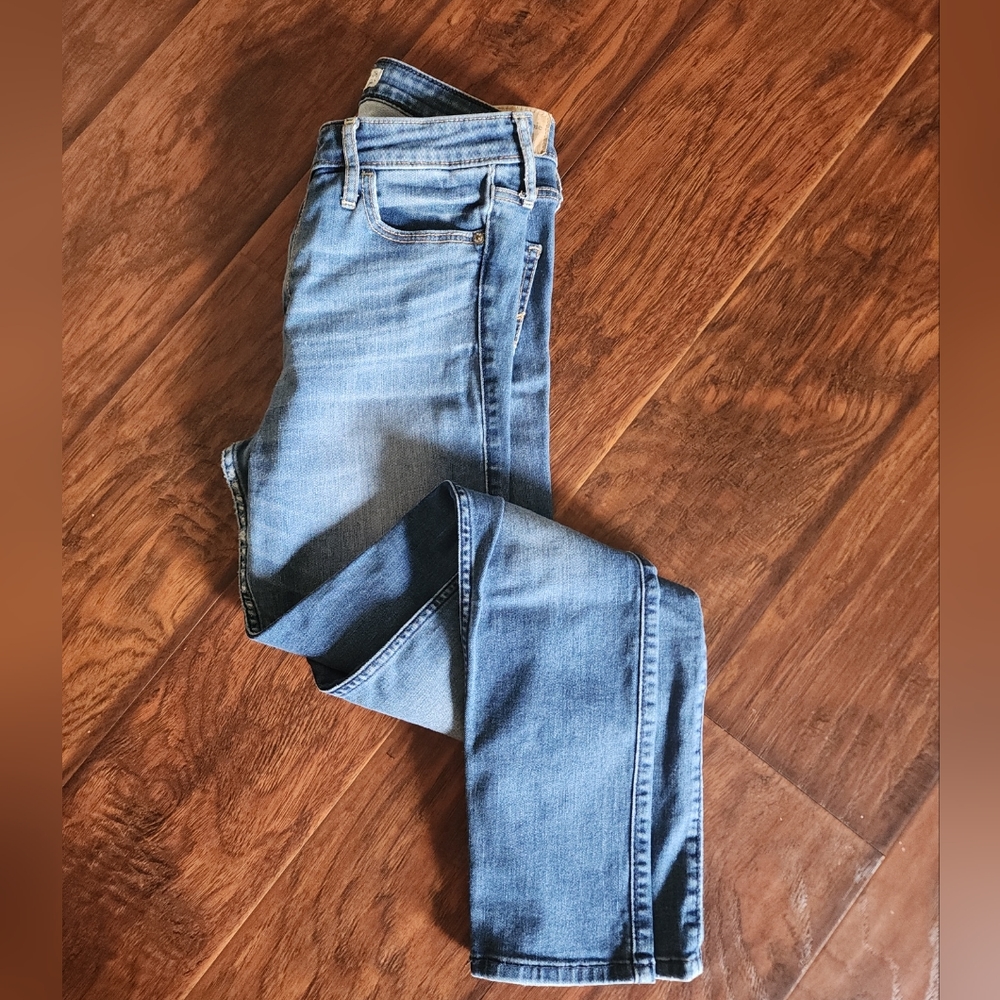 Abercrombie & Fitch Skinny Jeans Women Size 28 W/ 29 L Blue. Medium wash.